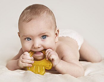 Baby beißt auf einem Beißring