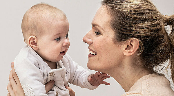 Osanit Familie: Baby und Mama kuscheln