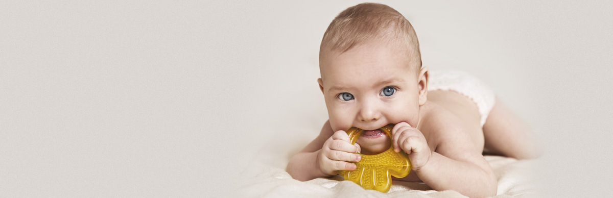 Die Milchzähne kommen – und die Zahnungsschmerzen der Babys gleich dazu!