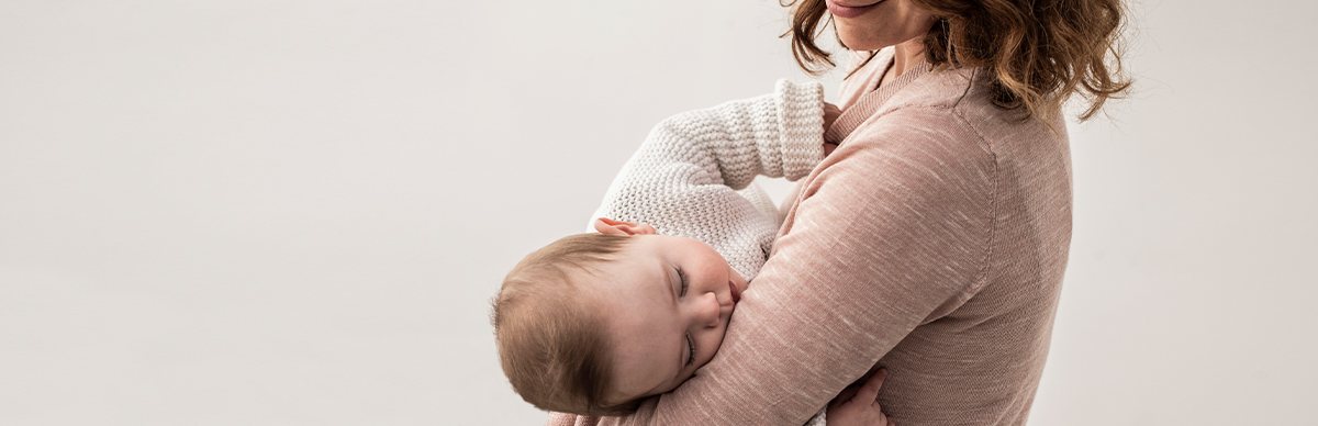 Schorf am Kopf – das bedeuten die gelblichen Schuppen auf Babys Haupt